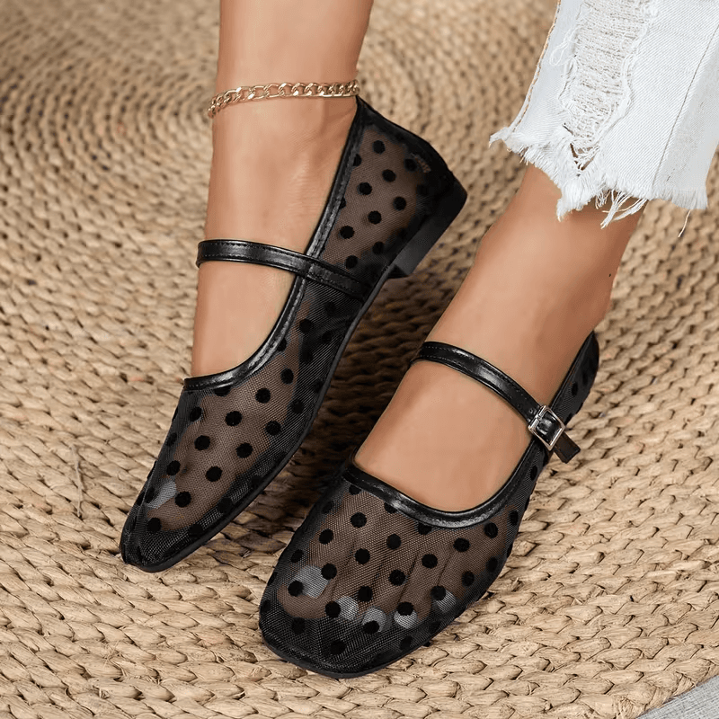 Sapatos Rasos Mary Jane de Malha com Bolinhas Pretas