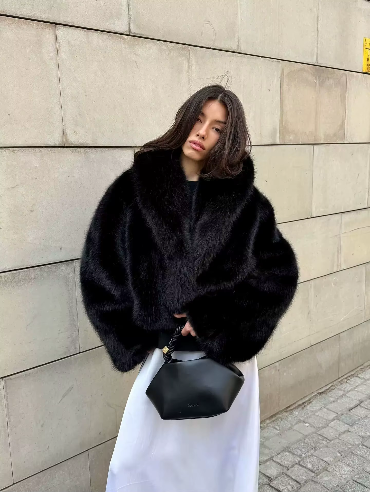 Jaqueta Feminina Curta de Inverno em Pele Sintética com Gola Xale Oversized, Cor Sólida, Estilo Pelúcia Socialite, Moda 2026